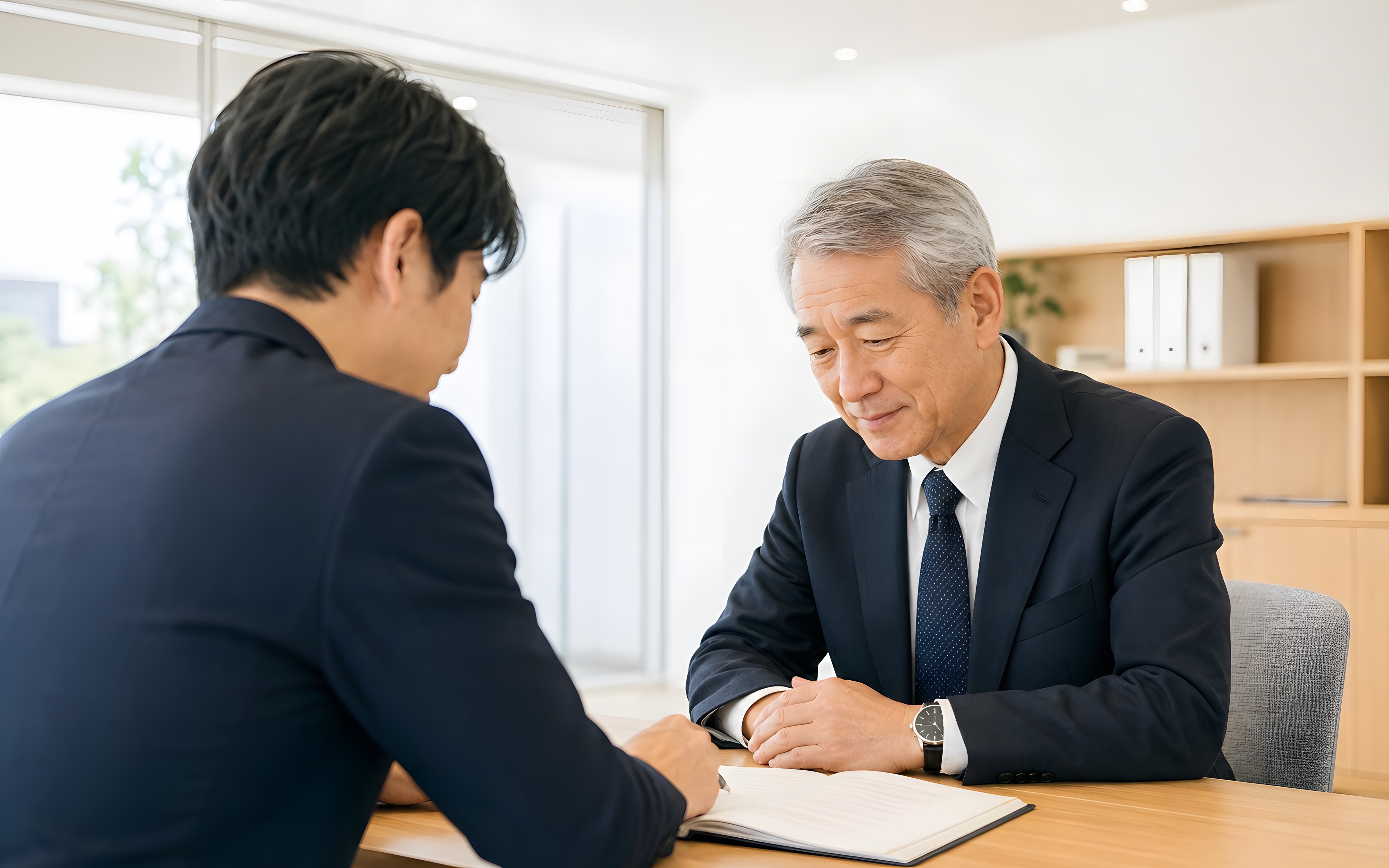 書類⁠を確認している様子